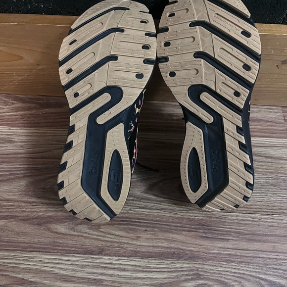 Brooks launch 9 Women's Vibrant Leopard Sneakers - Picture 9 of 10